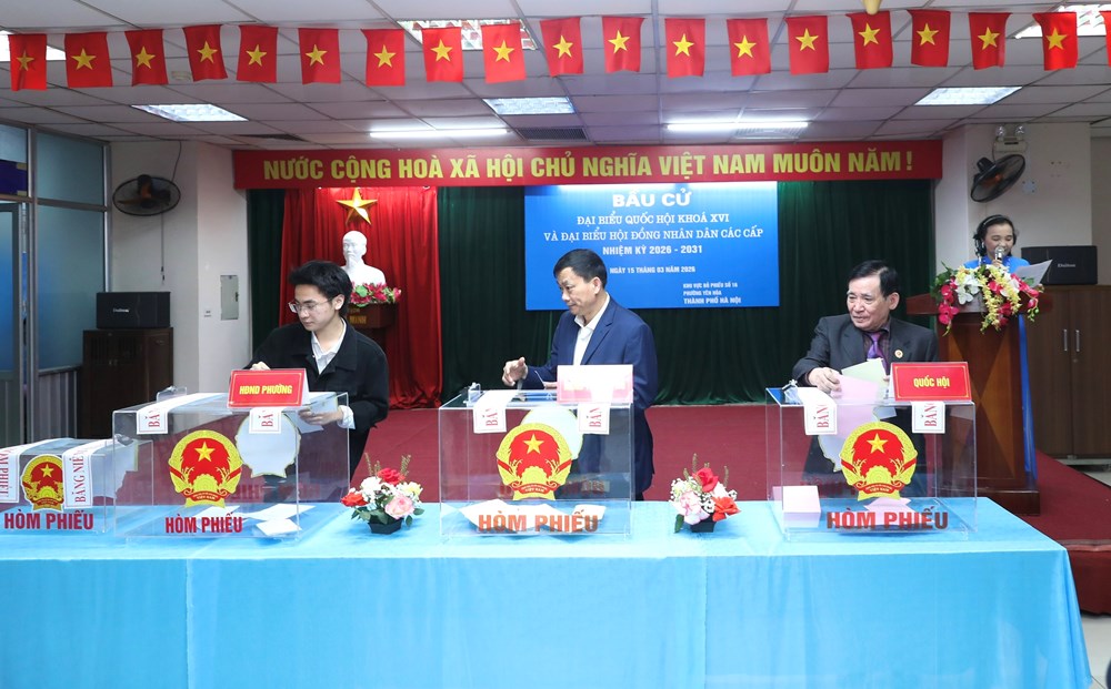 Cử tri trăm tuổi và thế hệ trẻ cùng gửi gắm niềm tin qua lá phiếu - ảnh 6