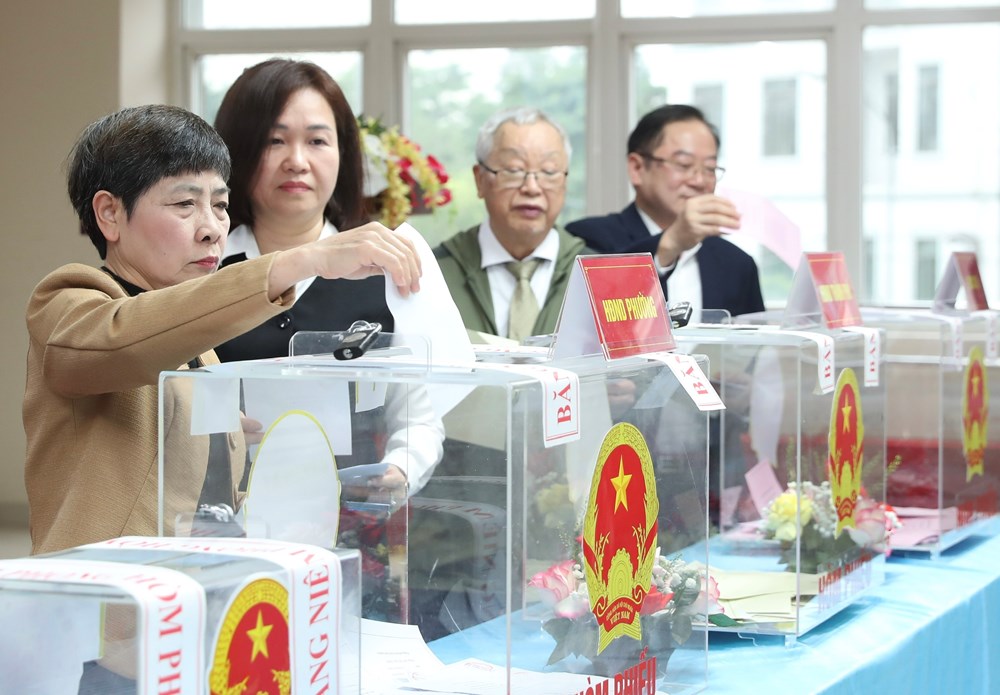 Cử tri trăm tuổi và thế hệ trẻ cùng gửi gắm niềm tin qua lá phiếu - ảnh 7