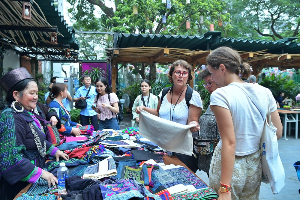 “Gieo xanh nơi đỉnh mây” - vai trò không thể thay thế của phụ nữ dân tộc thiểu số trong bảo tồn di sản - ảnh 2