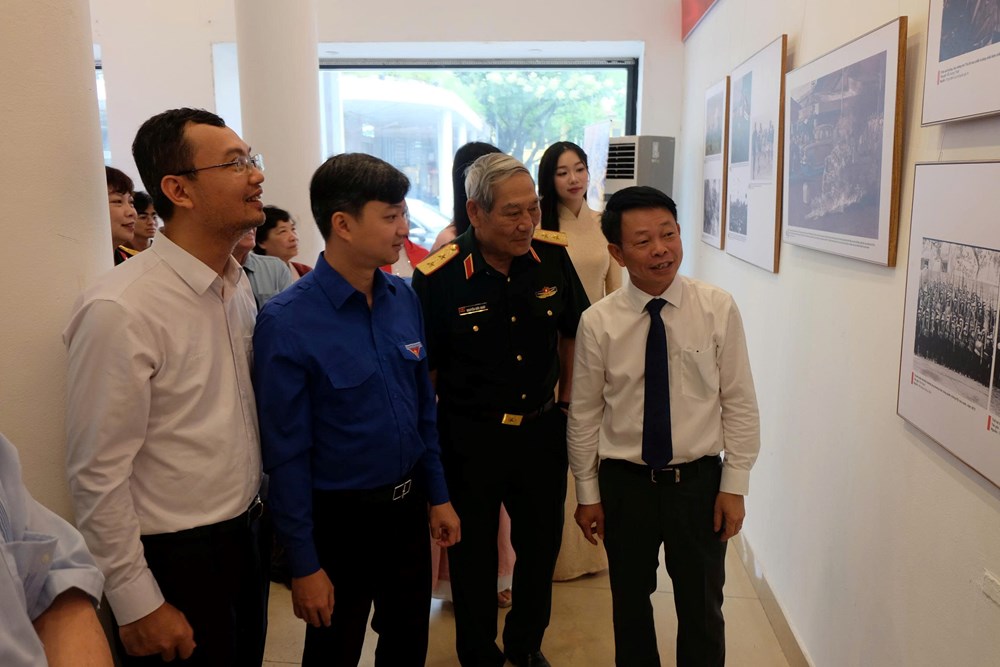 Khai mạc Triển lãm ảnh “51 năm - Bản hùng ca thống nhất” - ảnh 5