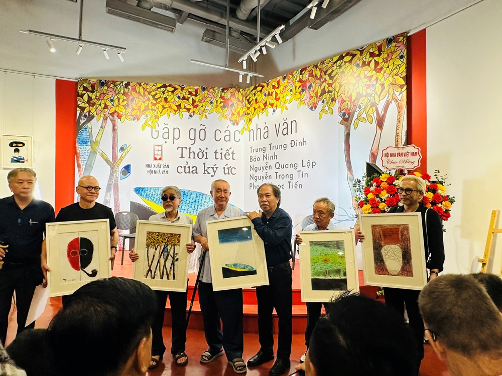 “Thời tiết của ký ức” – Những trang viết mang hình hài ký ức dân tộc - ảnh 1
