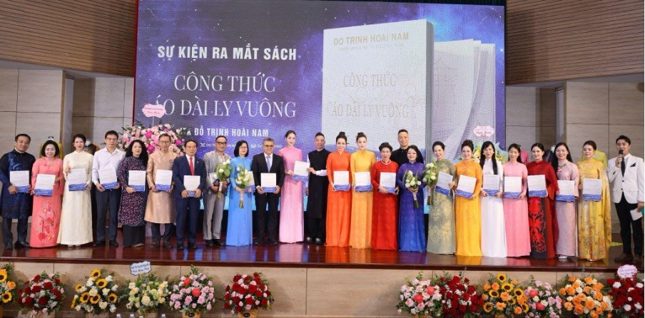 Lần đầu tiên công thức áo dài ly vuông được hệ thống hóa thành sách chuyên môn - ảnh 2