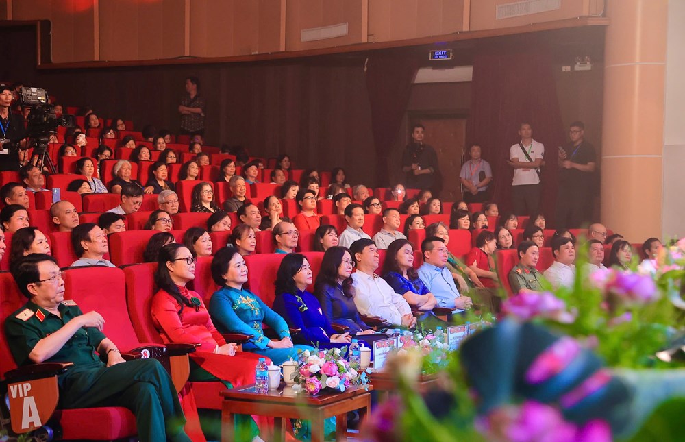 Sâu lắng chương trình nghệ thuật chính luận đặc biệt “Sáng mãi tên Người” - ảnh 1