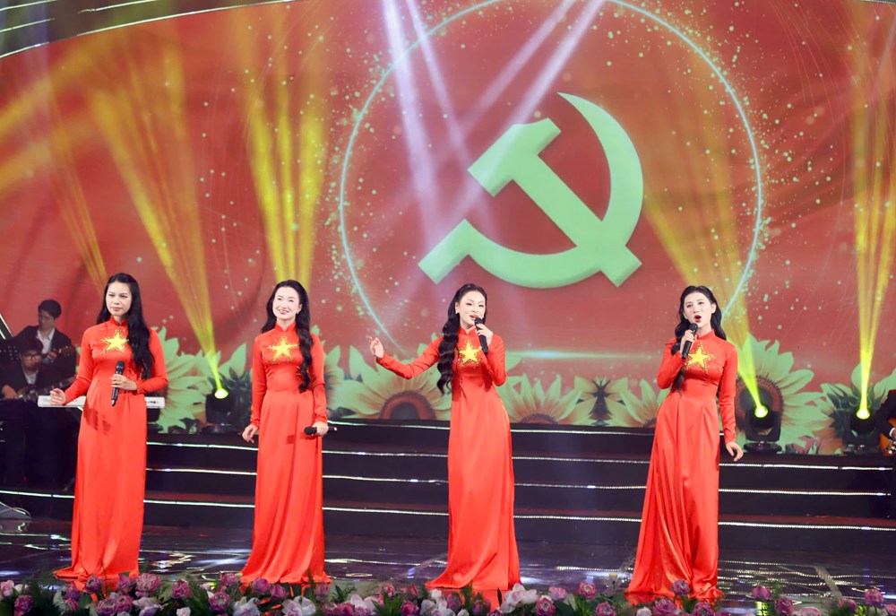 Sâu lắng chương trình nghệ thuật chính luận đặc biệt “Sáng mãi tên Người” - ảnh 18