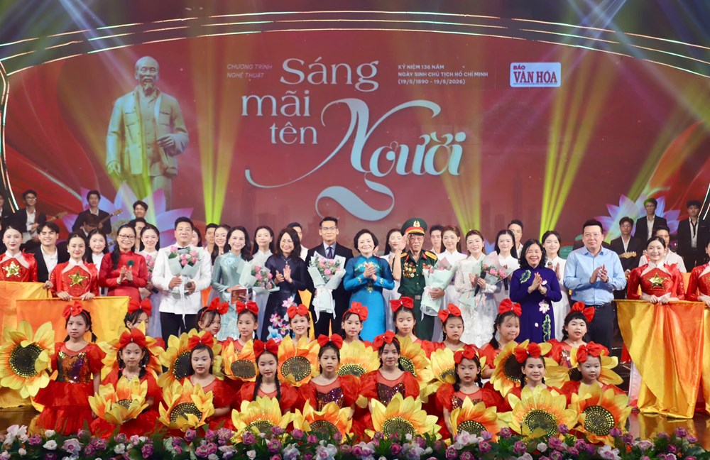 Sâu lắng chương trình nghệ thuật chính luận đặc biệt “Sáng mãi tên Người” - ảnh 19