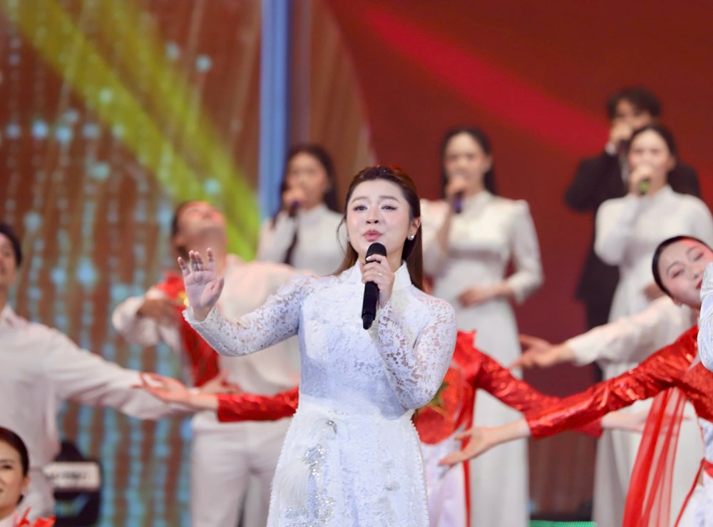 Toàn cảnh chương trình nghệ thuật “Sáng mãi tên Người“ - ảnh 26