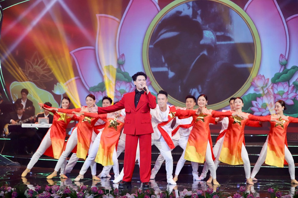 Toàn cảnh chương trình nghệ thuật “Sáng mãi tên Người“ - ảnh 13