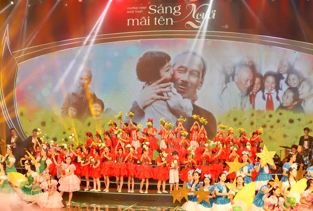Toàn cảnh chương trình nghệ thuật “Sáng mãi tên Người“ - ảnh 28