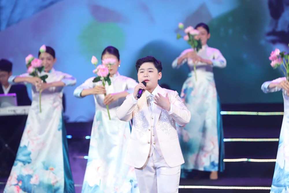 Toàn cảnh chương trình nghệ thuật “Sáng mãi tên Người“ - ảnh 6