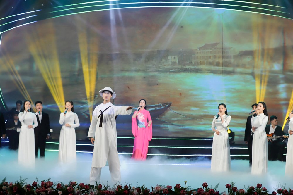 Toàn cảnh chương trình nghệ thuật “Sáng mãi tên Người“ - ảnh 9
