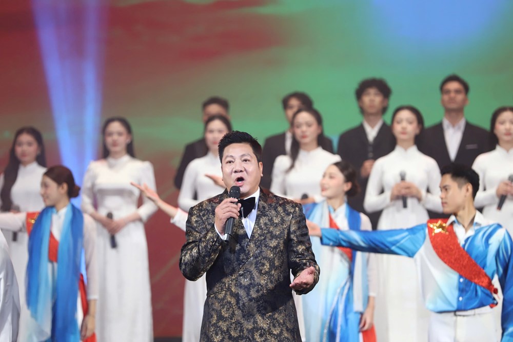 Toàn cảnh chương trình nghệ thuật “Sáng mãi tên Người“ - ảnh 18
