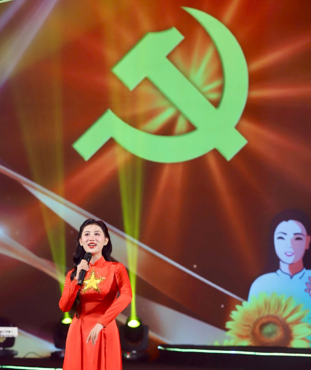 Toàn cảnh chương trình nghệ thuật “Sáng mãi tên Người“ - ảnh 16