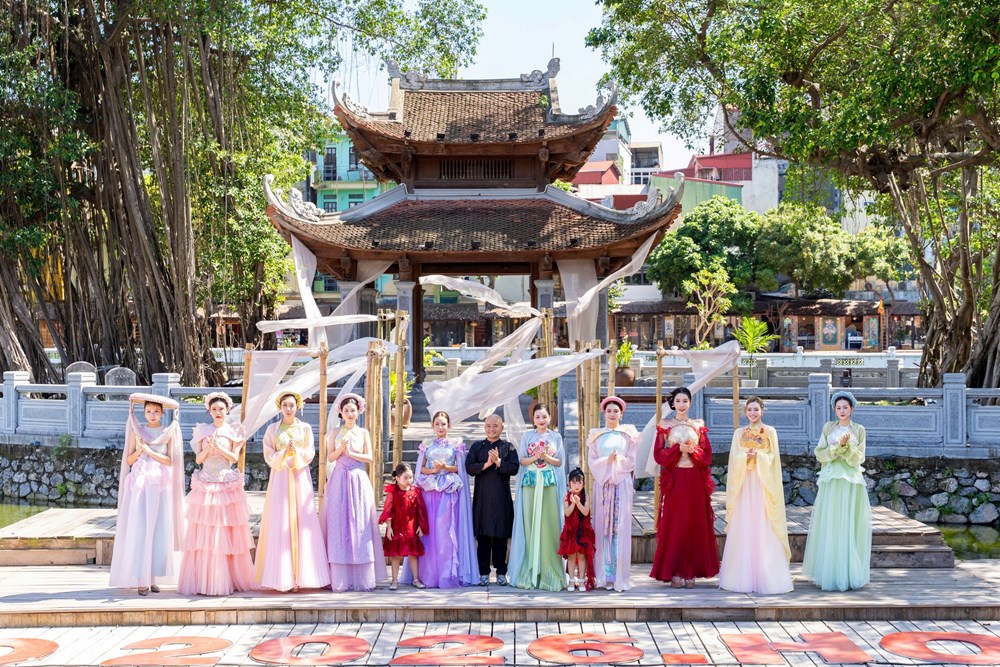 “Nét họa áo ta” – Triển lãm tôn vinh vẻ đẹp áo dài và văn hoá Việt - ảnh 1
