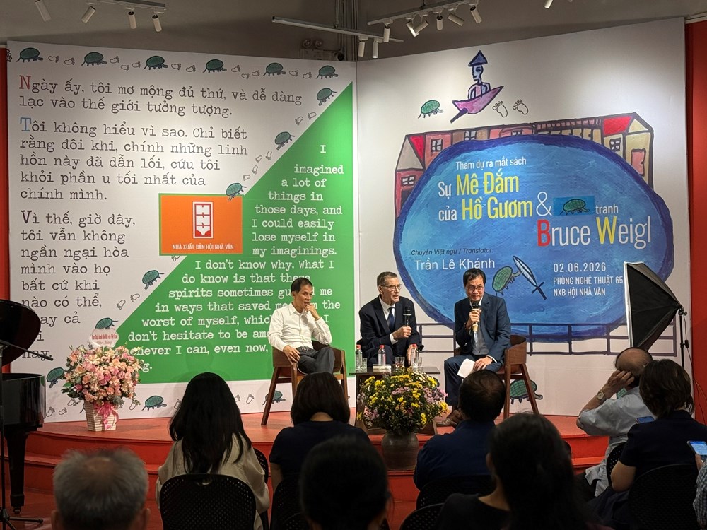 “Sự mê đắm của Hồ Gươm“- tập thơ của người Mỹ yêu văn hoá Việt - ảnh 2