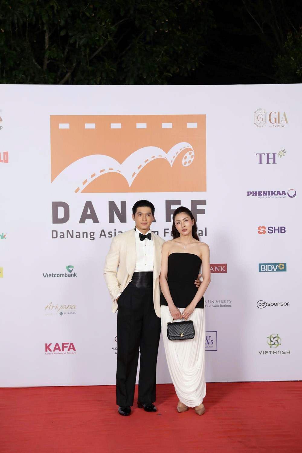 Dàn nghệ sĩ, nhà làm phim nổi tiếng trên thảm đỏ Lễ bế mạc DANAFF IV - ảnh 2