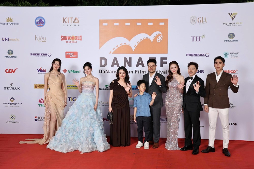 Dàn nghệ sĩ, nhà làm phim nổi tiếng trên thảm đỏ Lễ bế mạc DANAFF IV - ảnh 5