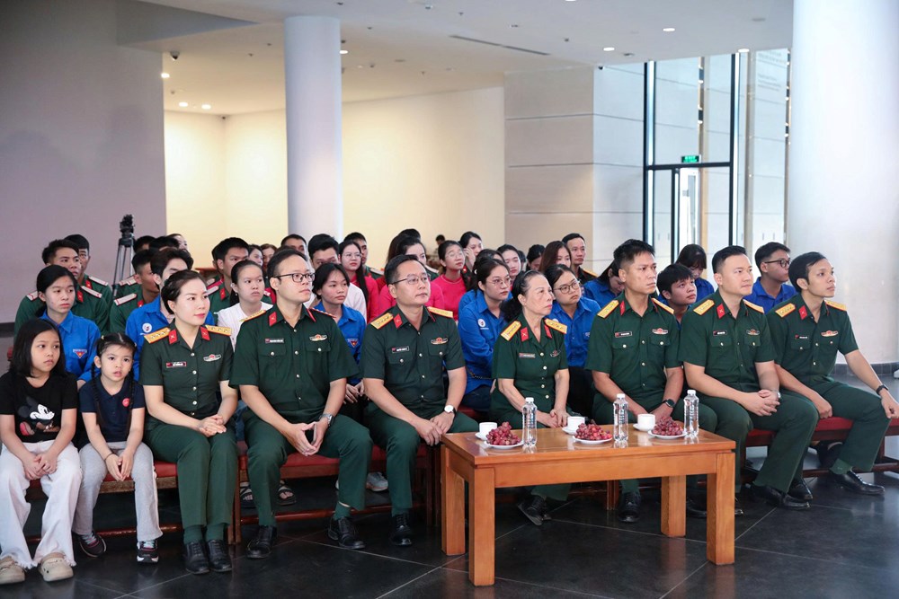 “Người giữ lửa ký ức” - Lan toả giá trị di sản văn hoá quân sự tới thế hệ trẻ - ảnh 1