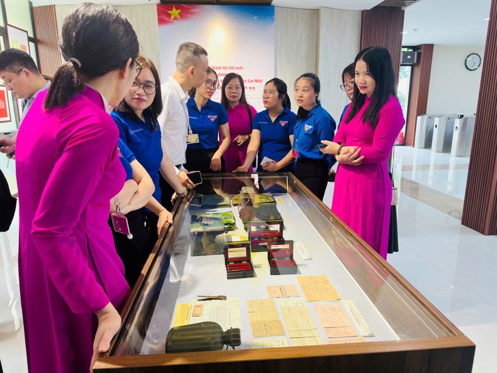 Hơn 100 tài liệu, kỷ vật kể lại hành trình của những cán bộ đi B - ảnh 6