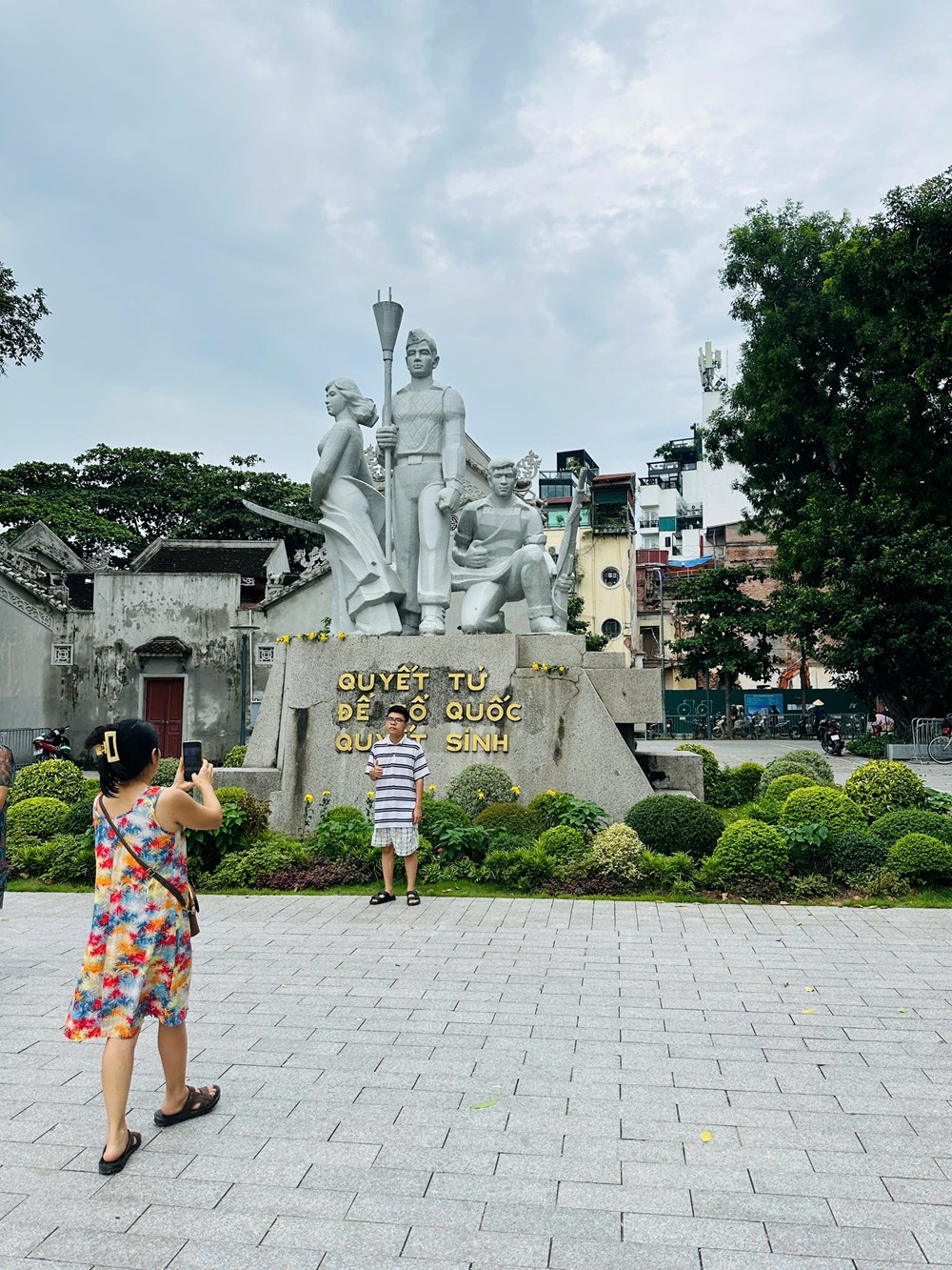 Du khách check-in bên Tượng đài “Quyết tử để Tổ quốc quyết sinh”  - ảnh 5