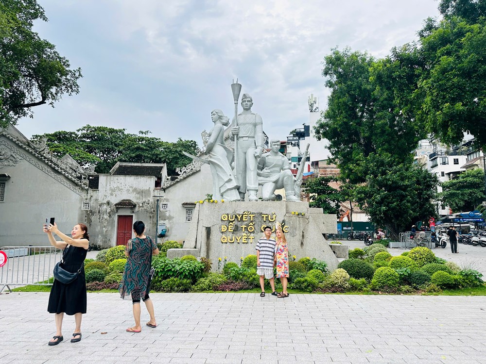 Du khách check-in bên Tượng đài “Quyết tử để Tổ quốc quyết sinh”  - ảnh 10
