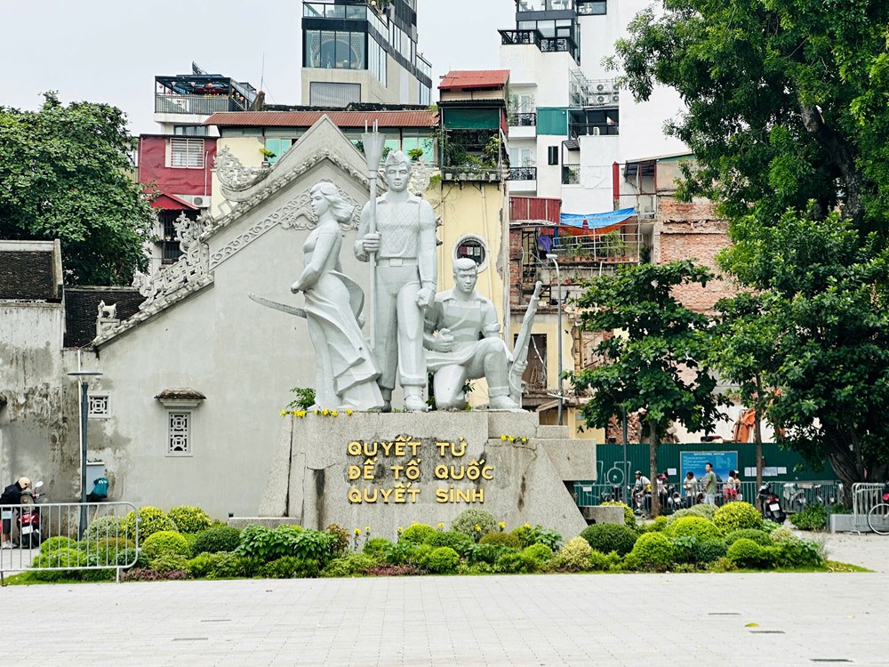 Du khách check-in bên Tượng đài “Quyết tử để Tổ quốc quyết sinh”  - ảnh 1