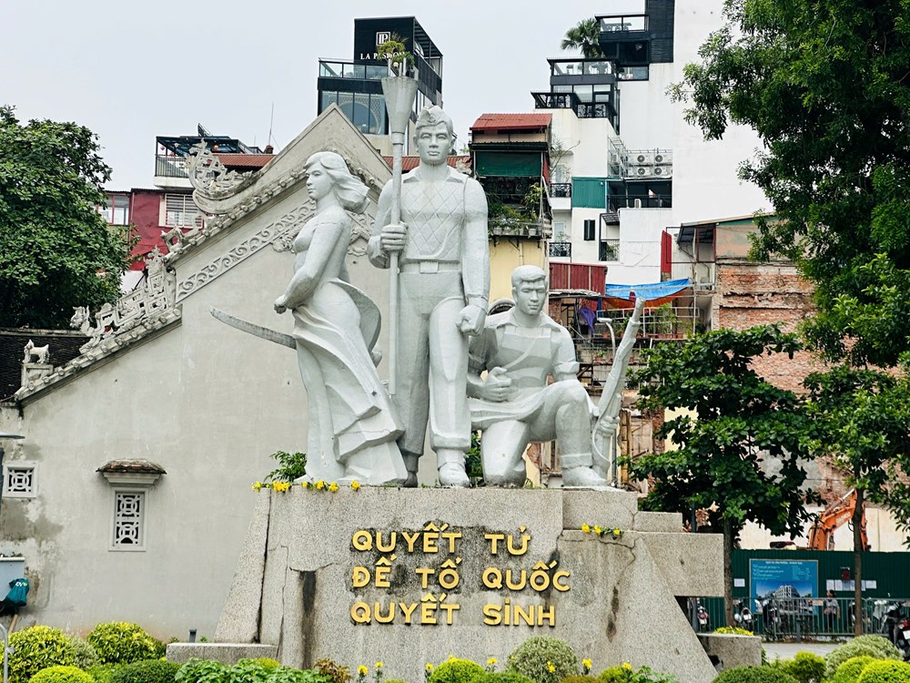 Du khách check-in bên Tượng đài “Quyết tử để Tổ quốc quyết sinh”  - ảnh 2