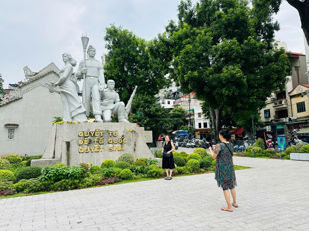 Du khách check-in bên Tượng đài “Quyết tử để Tổ quốc quyết sinh”  - ảnh 9