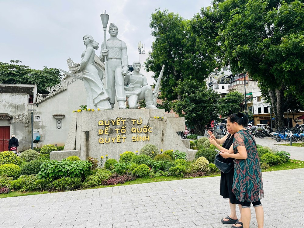 Du khách check-in bên Tượng đài “Quyết tử để Tổ quốc quyết sinh”  - ảnh 8