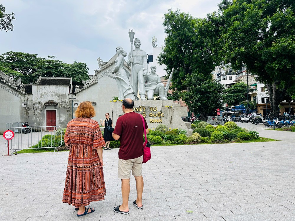 Du khách check-in bên Tượng đài “Quyết tử để Tổ quốc quyết sinh”  - ảnh 7