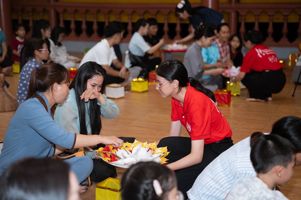 Gen Z tìm về truyền thống từ nén hương, mâm cơm gia đình - ảnh 1