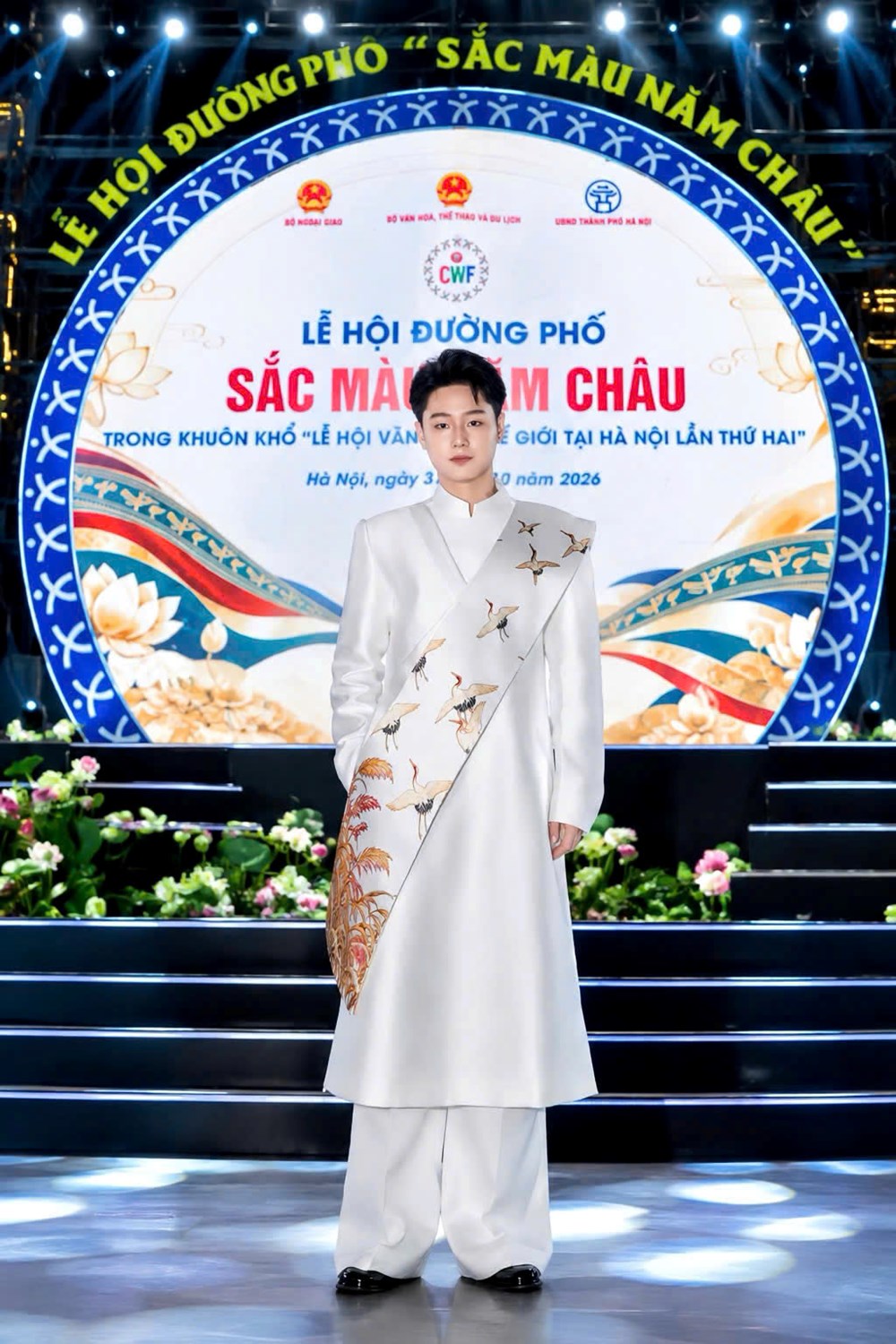 Mẫu nam Lê Tiến Đạt tỏa sáng cùng bộ sưu tập đậm bản sắc Việt - ảnh 5