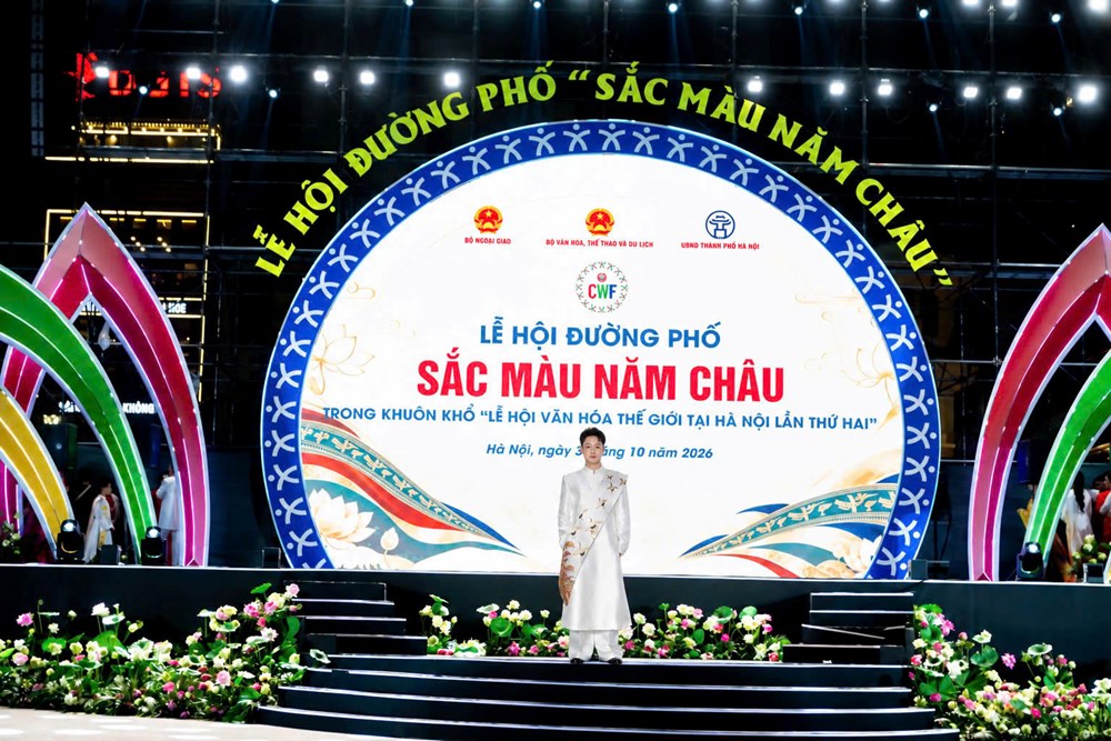 Mẫu nam Lê Tiến Đạt tỏa sáng cùng bộ sưu tập đậm bản sắc Việt - ảnh 1