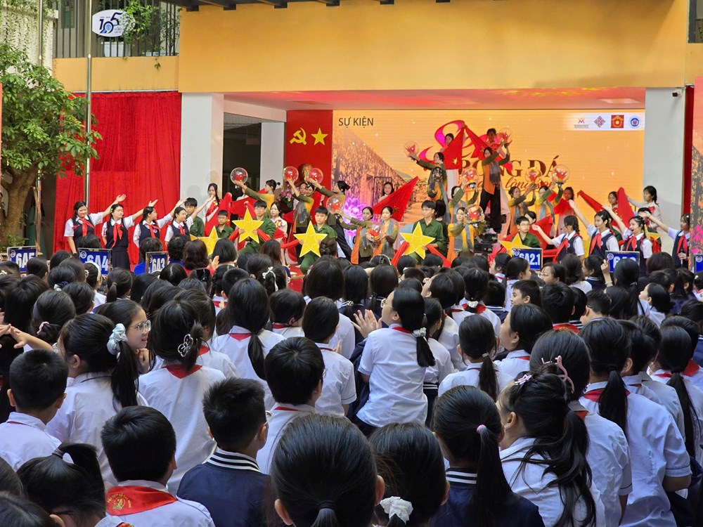 “Sen trong đá” đưa câu chuyện những nữ tù chính trị đến gần học sinh - ảnh 6