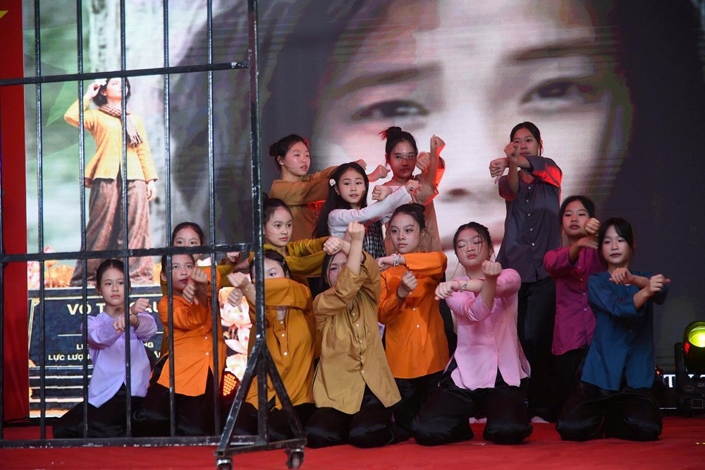 “Sen trong đá” đưa câu chuyện những nữ tù chính trị đến gần học sinh - ảnh 5