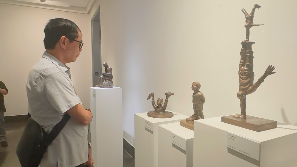 Khai mạc triển lãm điêu khắc “Chuyện nhỏ, chuyện to” của NSND Vương Duy Biên - ảnh 8