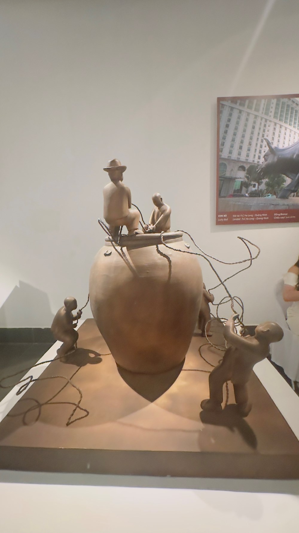 Khai mạc triển lãm điêu khắc “Chuyện nhỏ, chuyện to” của NSND Vương Duy Biên - ảnh 9