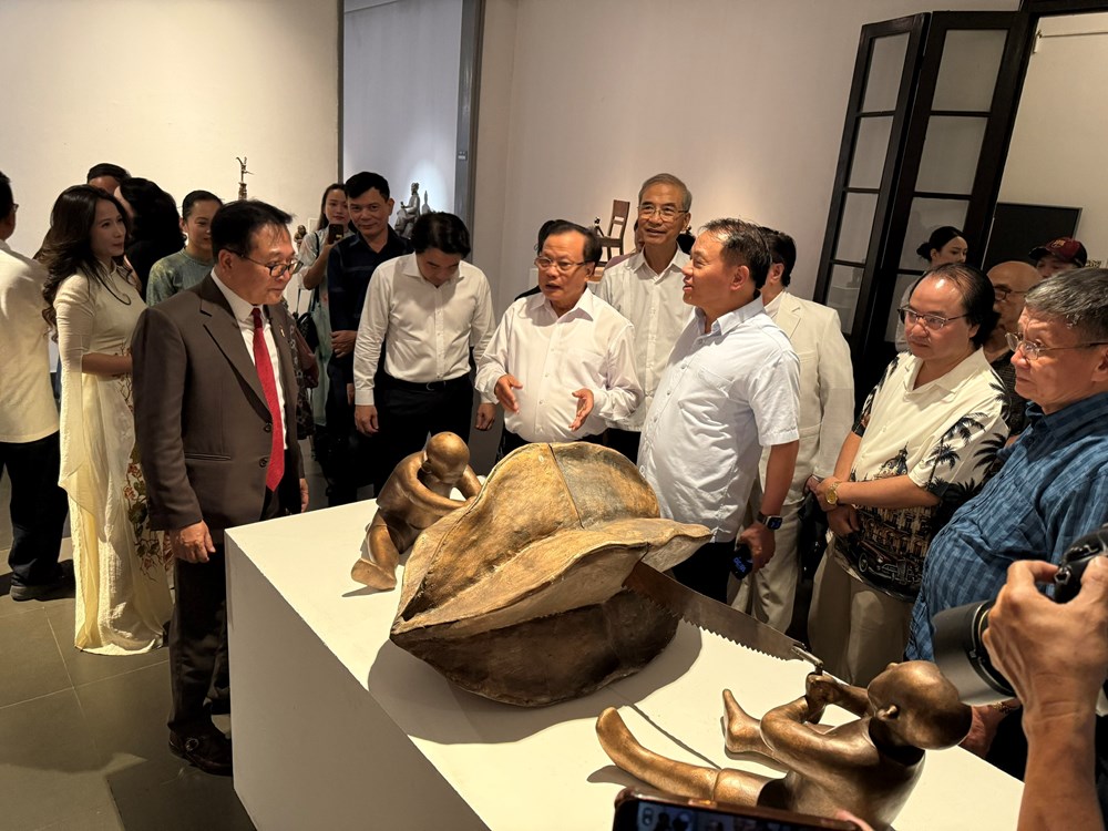Khai mạc triển lãm điêu khắc “Chuyện nhỏ, chuyện to” của NSND Vương Duy Biên - ảnh 4