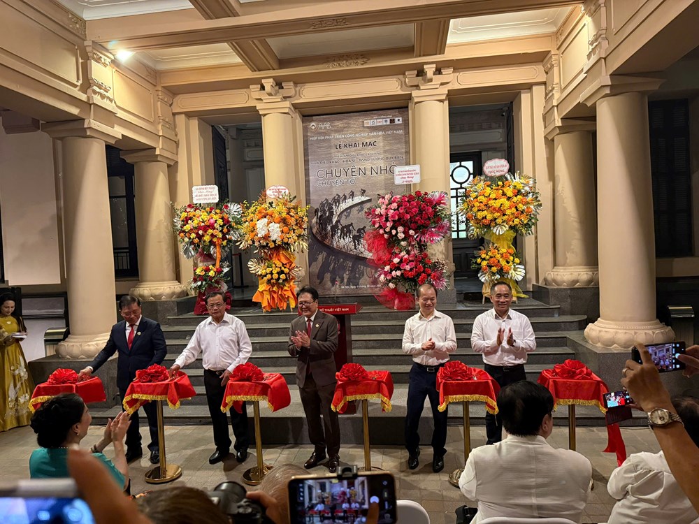 Khai mạc triển lãm điêu khắc “Chuyện nhỏ, chuyện to” của NSND Vương Duy Biên - ảnh 2