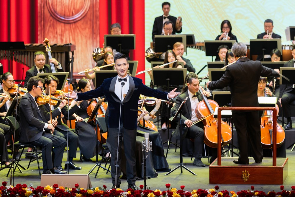 Từ cánh đồng lúa đến Nhà hát Opera là một câu chuyện cổ tích của Nguyễn Khắc Hòa - ảnh 1