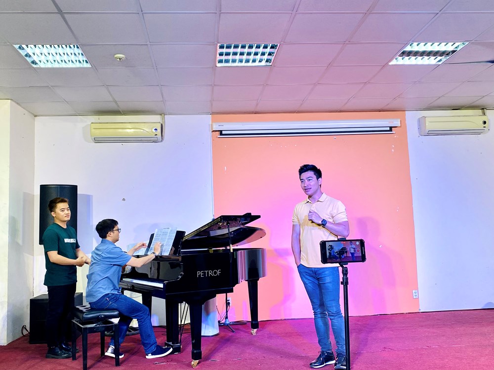 Từ cánh đồng lúa đến Nhà hát Opera là một câu chuyện cổ tích của Nguyễn Khắc Hòa - ảnh 4