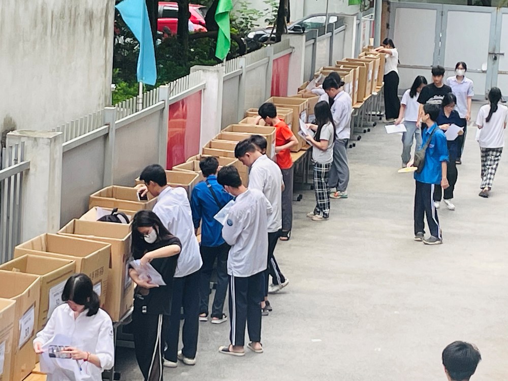 Gần 103.000 thí sinh Hà Nội làm thủ tục dự thi vào lớp 10 - ảnh 4