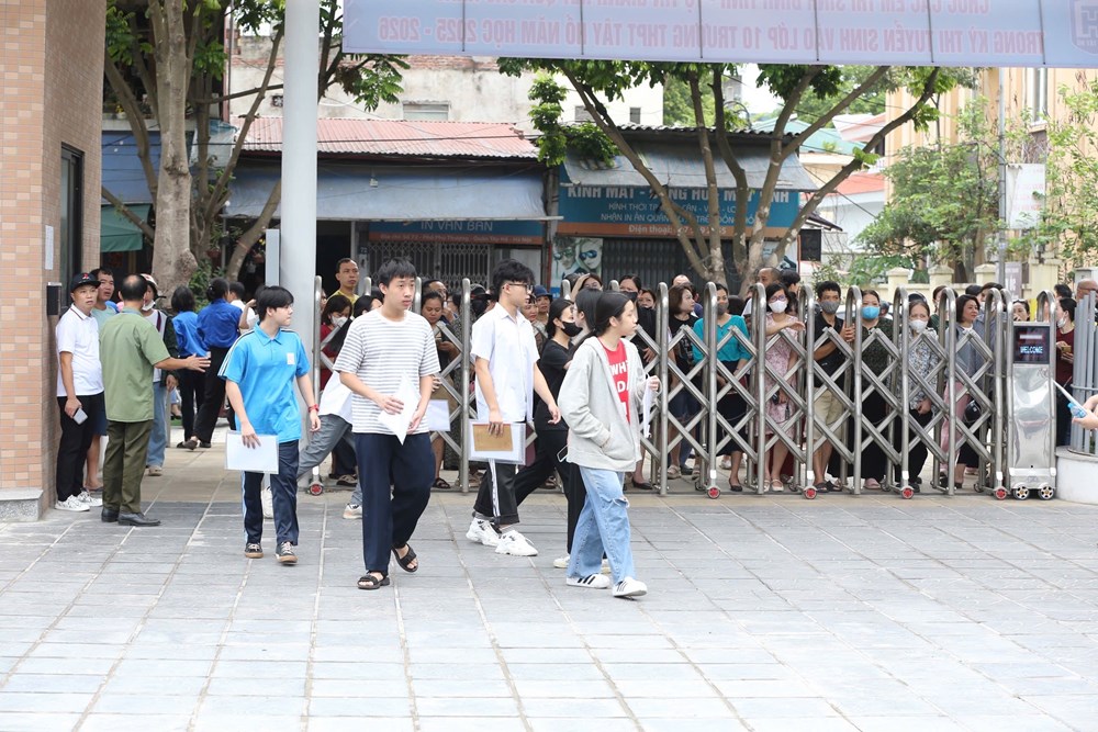 Gần 103.000 thí sinh Hà Nội làm thủ tục dự thi vào lớp 10 - ảnh 1