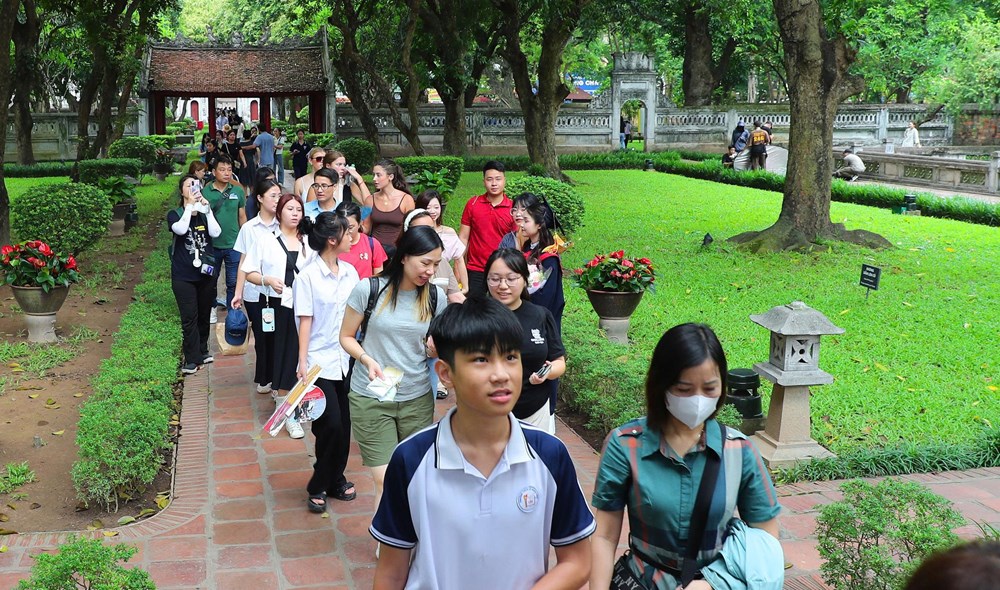 Hàng ngàn sĩ tử đổ về Văn Miếu – Quốc Tử Giám cầu may - ảnh 1