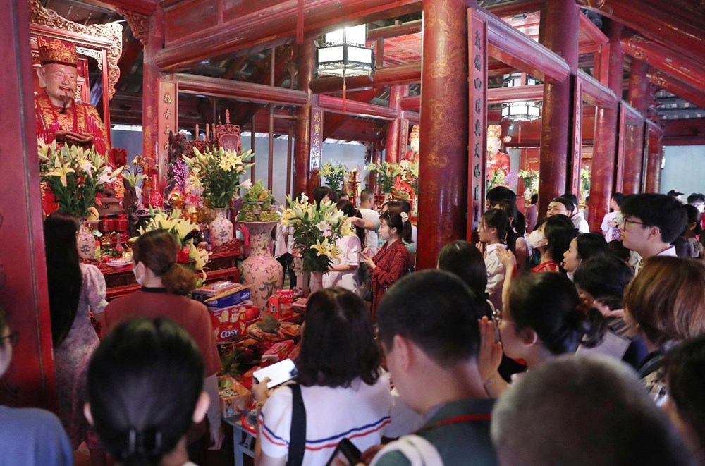 Hàng ngàn sĩ tử đổ về Văn Miếu – Quốc Tử Giám cầu may - ảnh 4