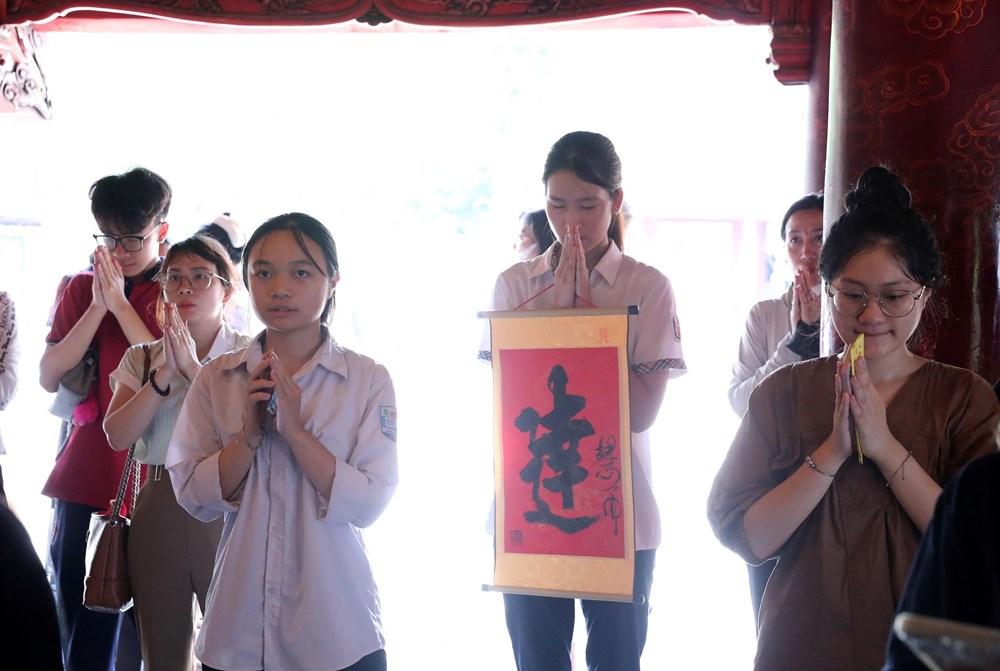 Hàng ngàn sĩ tử đổ về Văn Miếu – Quốc Tử Giám cầu may - ảnh 7