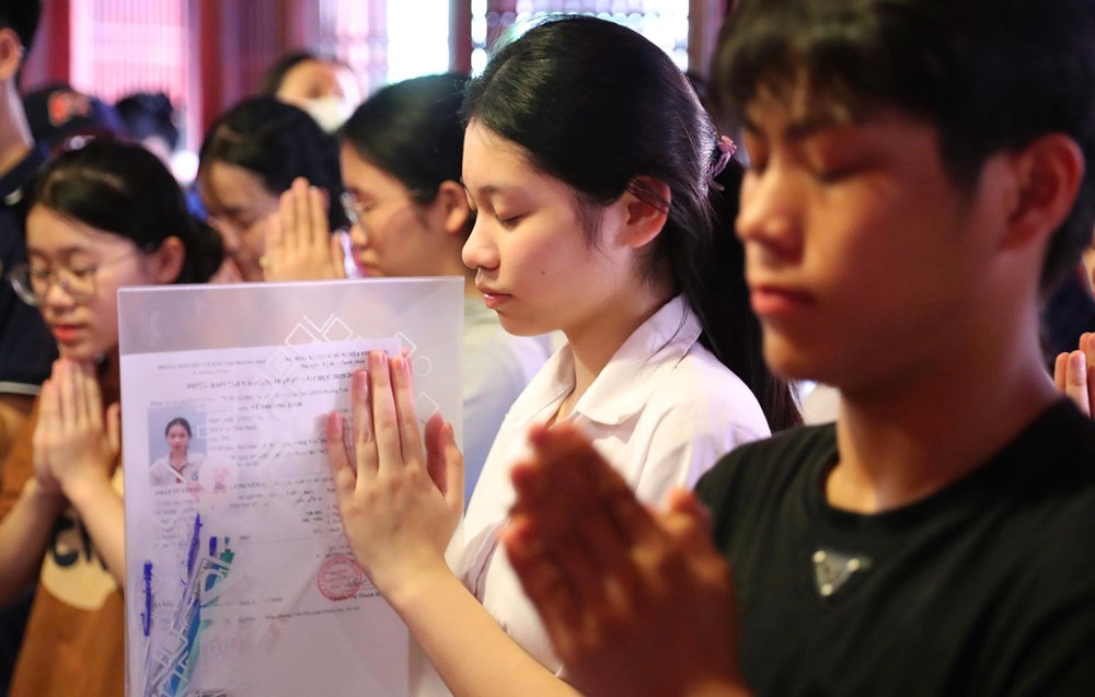 Hàng ngàn sĩ tử đổ về Văn Miếu – Quốc Tử Giám cầu may - ảnh 5