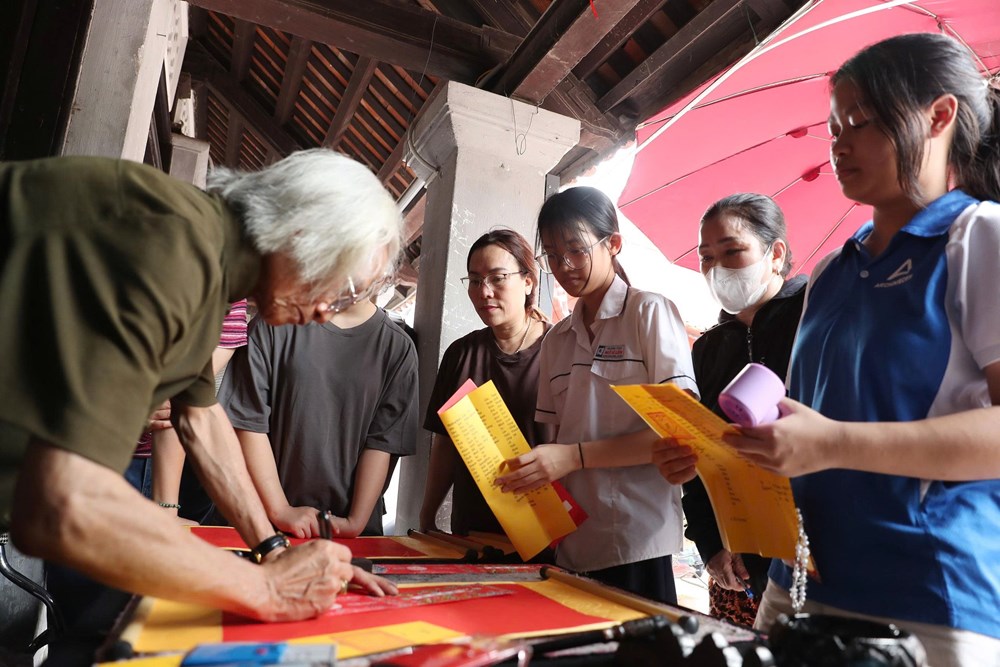 Hàng ngàn sĩ tử đổ về Văn Miếu – Quốc Tử Giám cầu may - ảnh 2