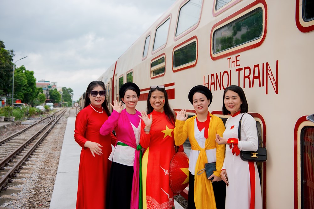 Đoàn tàu văn hoá “Hà Nội 5 Cửa Ô” chính thức khai thác tuyến Thăng Long – Kinh Bắc - ảnh 4