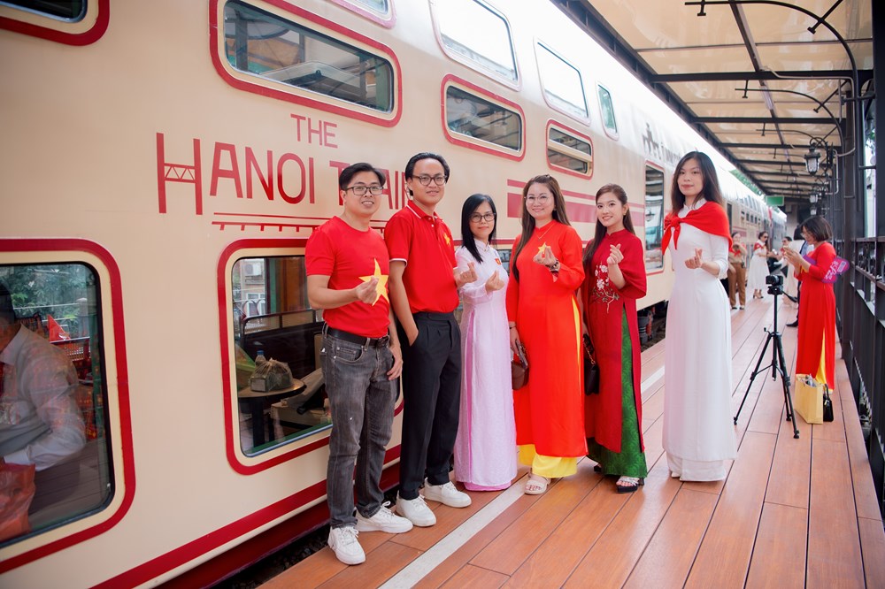 Đoàn tàu văn hoá “Hà Nội 5 Cửa Ô” chính thức khai thác tuyến Thăng Long – Kinh Bắc - ảnh 1