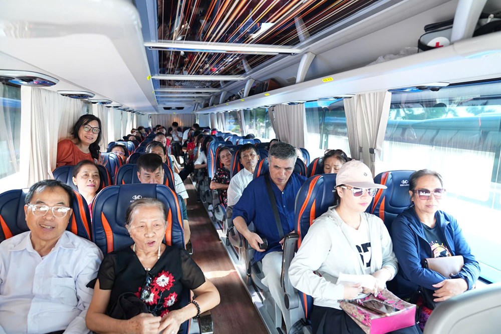 230 chuyến xe 0 đồng đưa gần 10.000 người dân Hải Phòng tham quan Triển lãm Thành tựu đất nước - ảnh 1